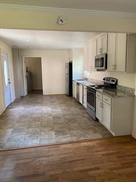 Building Photo - Quiet Bungalow in the City Limits