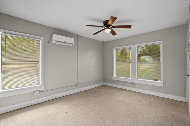 Building Photo - 826 3rd Ave N