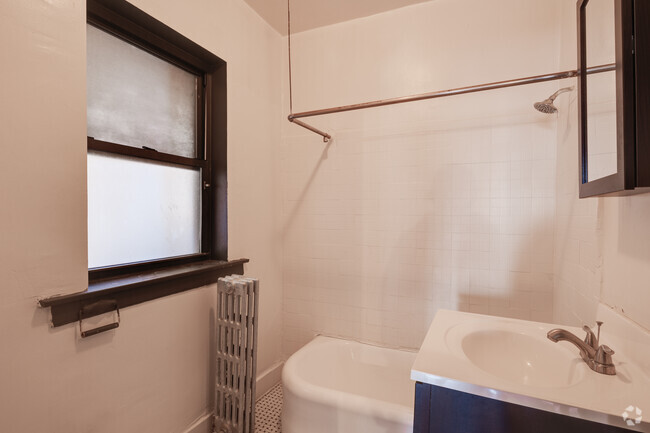 1BR, 1BA - 615-925SF - Bath Room - 7945-7955 S. Drexel Ave.