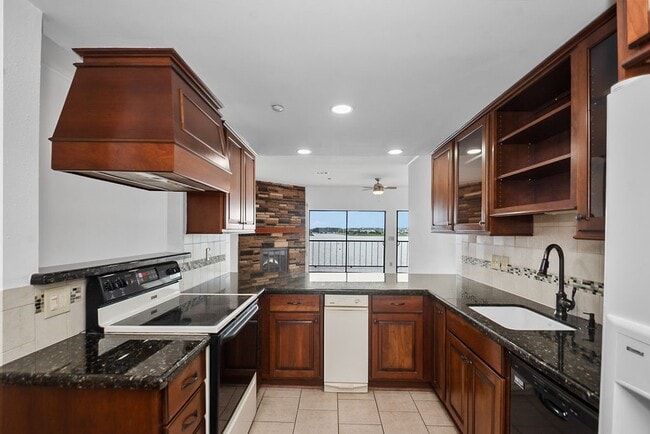 Building Photo - 401 Lakeside Ln