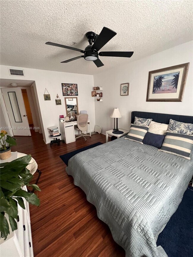 Foto del edificio - 460 S Park Rd