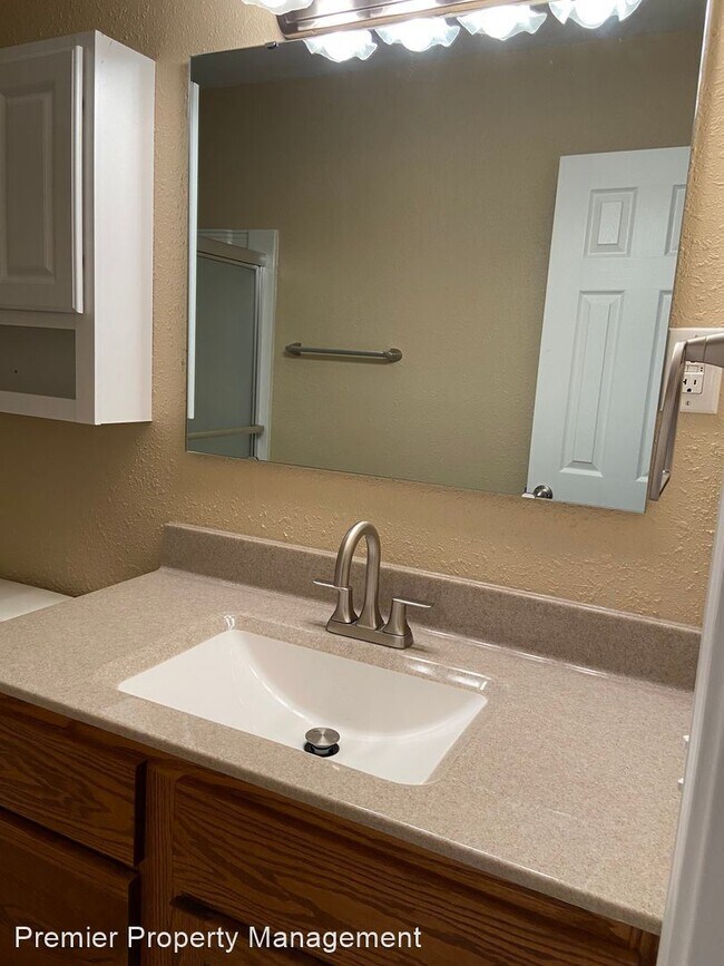 Building Photo - 3 br, 1.5 bath House - 2617 Camelot Court