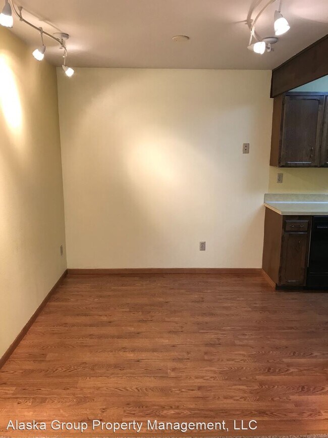 Building Photo - 2 br, 1 bath House - 400 W 76th Ave #101