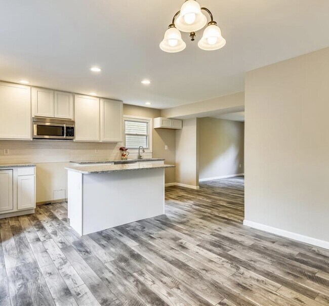 Foto del edificio - 647 Saltzman Rd