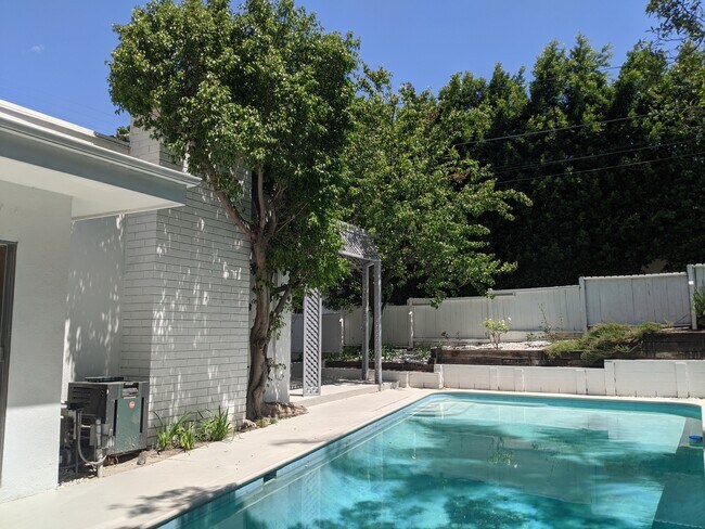 Building Photo - 1484 N Doheny Dr
