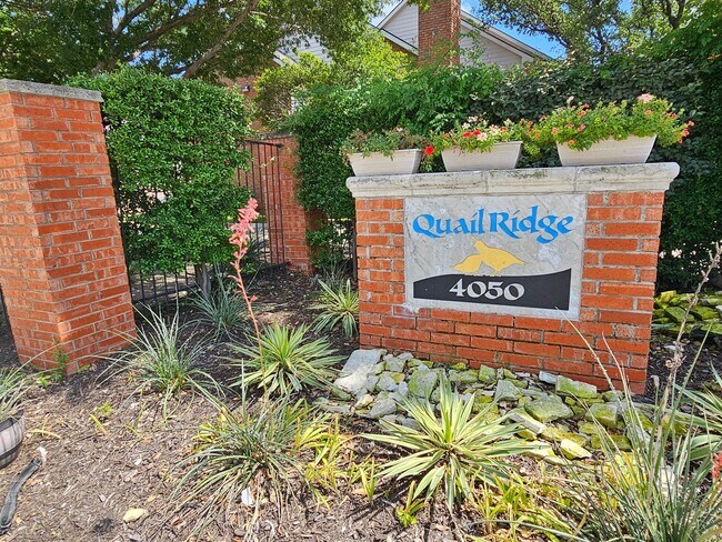 Foto del edificio - 2 story condo with garage