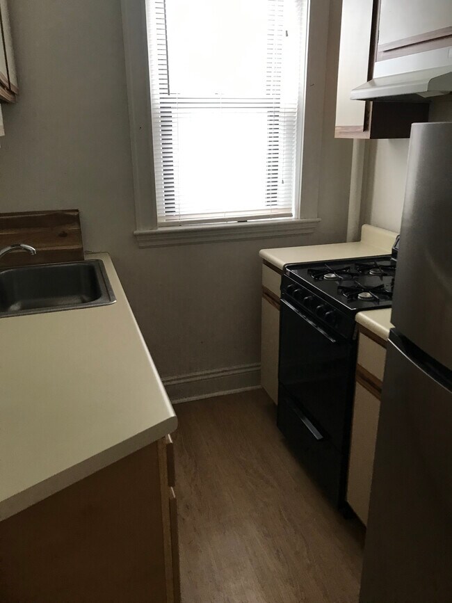 Kitchen - 1576 Commonwealth Ave