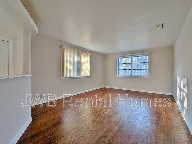 Foto del edificio - 7231 Midway Rd