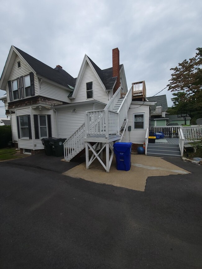 Building Photo - 721 Belmont St