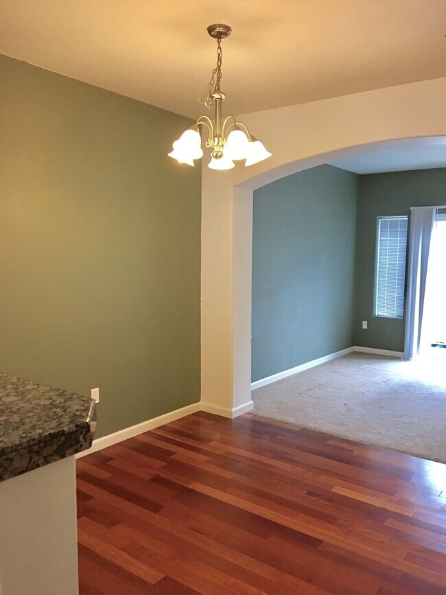Building Photo - Stylish 2br/2.5ba Townhome with garage and AC in great Beaverton location