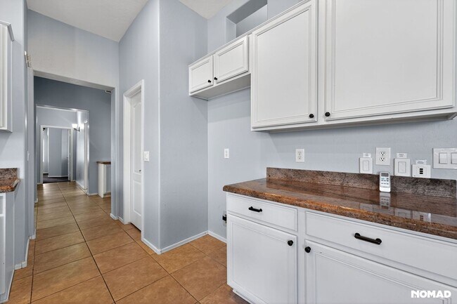 Foto del edificio - 1706 E Commerce Ave