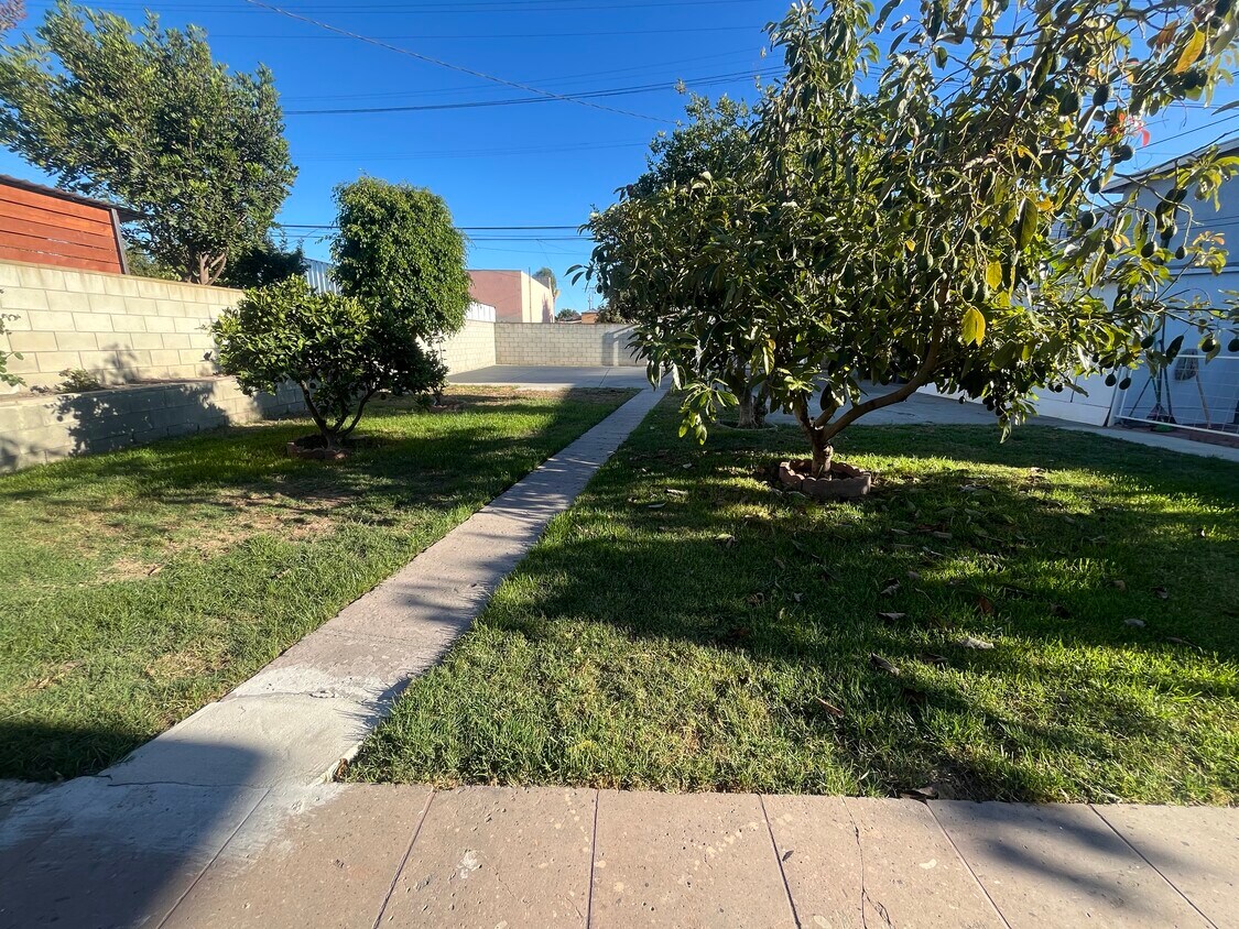 Foto principal - 1634 E 85th St