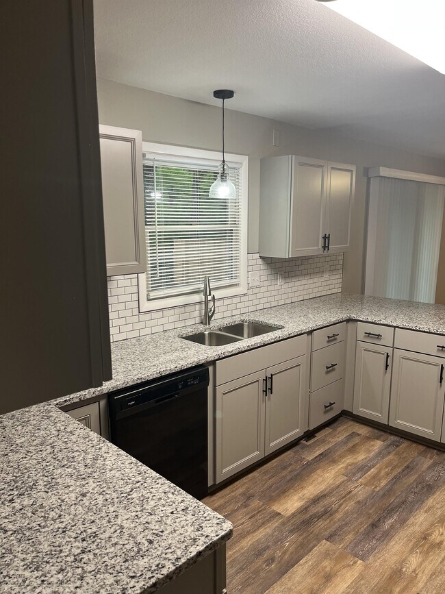Foto del edificio - 849 N Brook Forest Rd