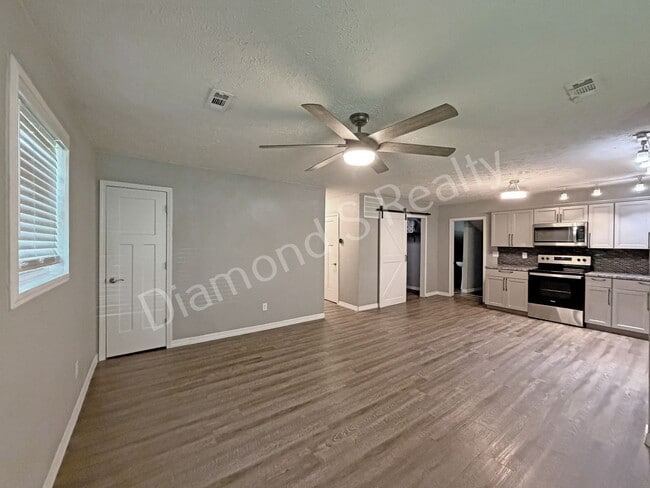 Building Photo - Spacious, Clean 3 Bedroom Home + Bonus Room Available!