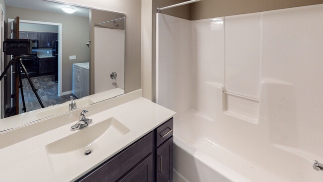 Bathroom - Pinnacle Point Apartments