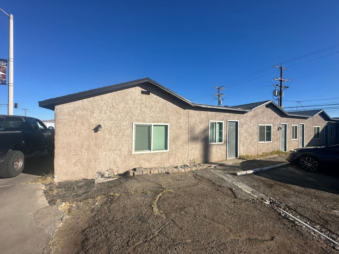 Foto principal - 509 W Inyokern Rd