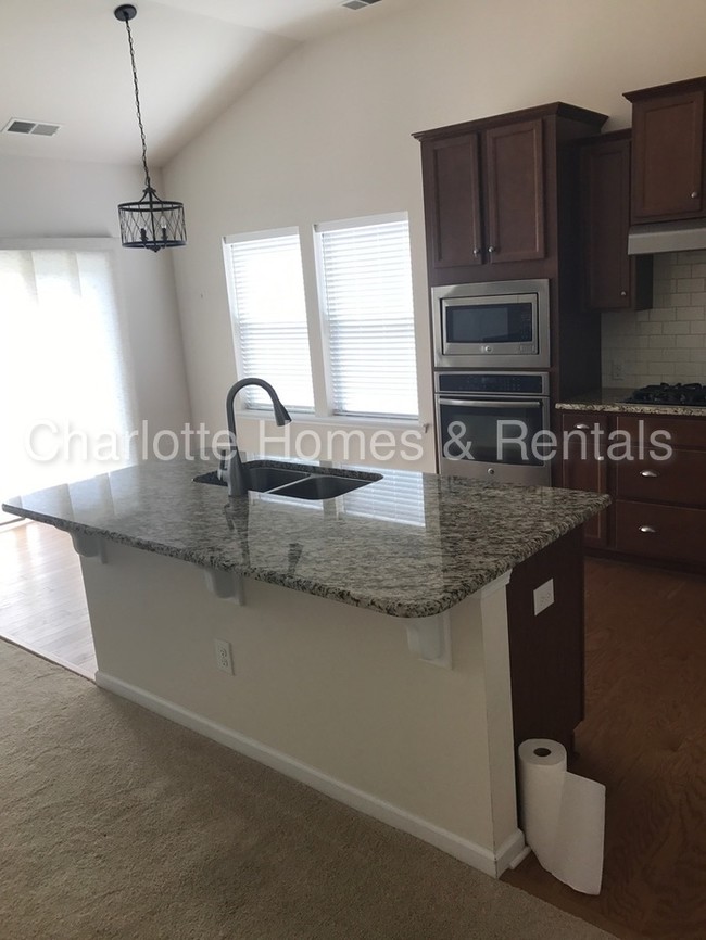 Building Photo - Spacious Walnut Creek Home