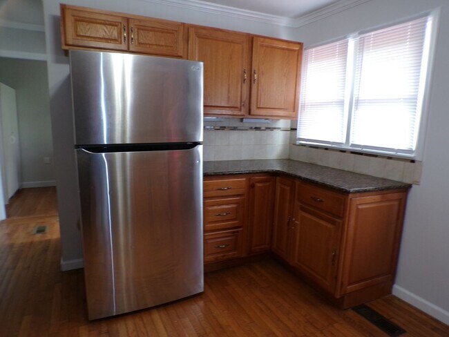 Building Photo - 3 BDRM, 2 BA Rambler w/ Basement - Great l...