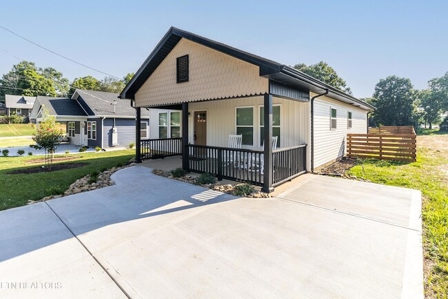 Building Photo - 205 Kingwood Rd