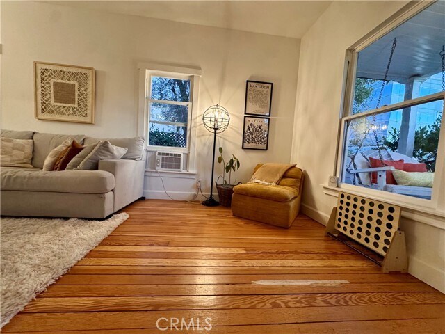 Foto del edificio - 323 W 18th St