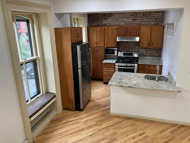 Cocina con estufa de gas, microondas, refrigerador y lavavajillas. - 143 Sussex St