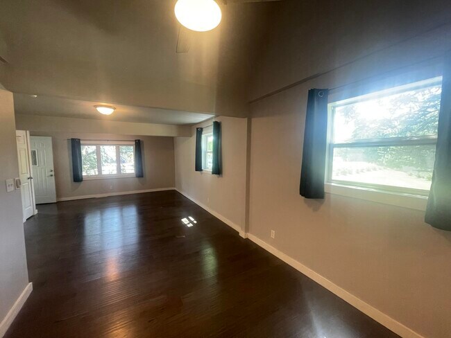 Building Photo - 1008 Wallis Ave