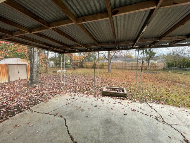 Building Photo - ** 3 Bed 1 Bath located off Woodley Road *...