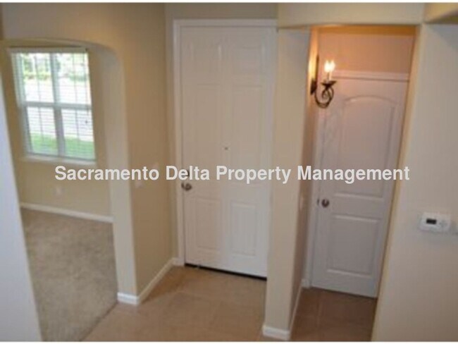 Foto del edificio - Avail 7/21 - 2 bedroom home in gated commu...