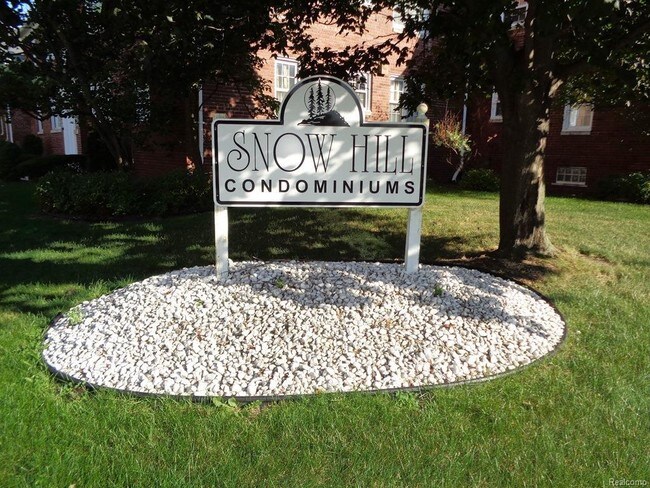 Foto del edificio - 21915 Snow Ave