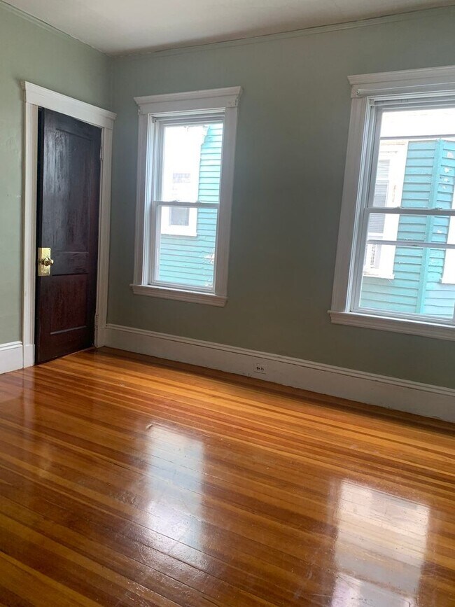 Building Photo - Top floor 3-bed Oak Square Brighton