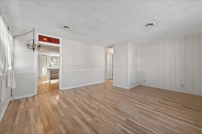 Foto del edificio - 4911 Barlow Dr