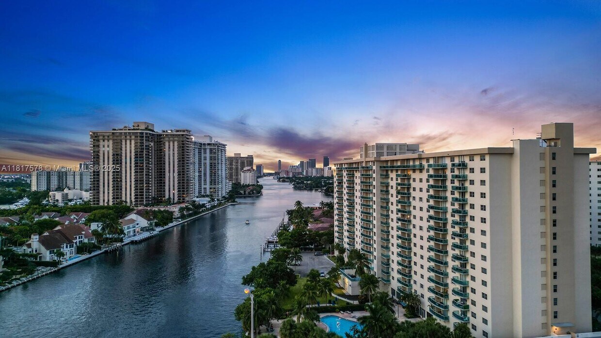 Foto principal - 19390 Collins Ave