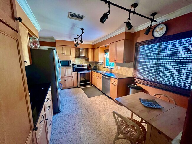 Foto del edificio - 1490 San Helen Dr