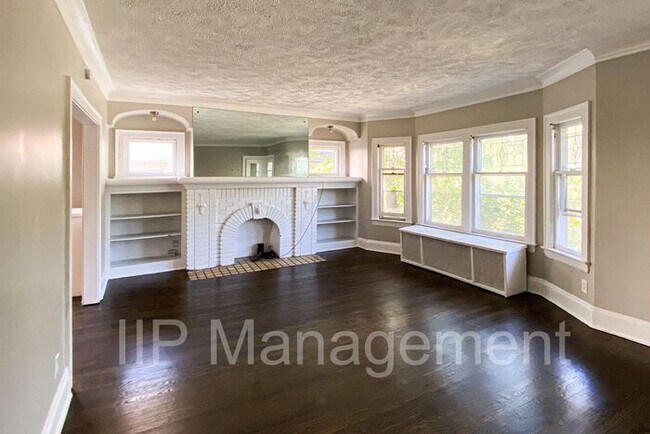 Foto del edificio - Sprawling 3BR 1BA Up Unit in Cleveland Hei...