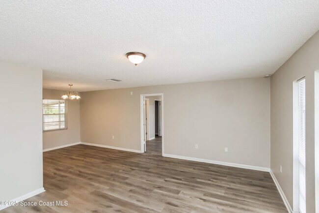 Building Photo - 881 Cayuga Ave NE