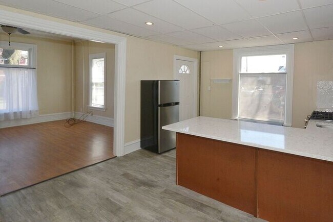 Foto del edificio - Spacious 1bed/1bath on main floor of with ...