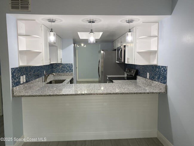 Foto del edificio - 8703 Camelia Ct