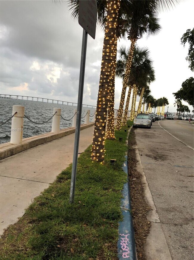 Foto del edificio - 1408 Brickell Bay Dr