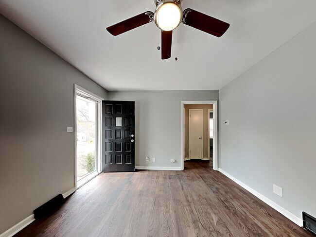 Foto del edificio - Renovated 3BR Home with Basement & Pet-Friendly Yard in KC