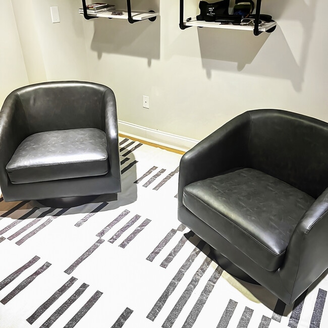 Office/work space/lounge. - 328 Garden St Apartment