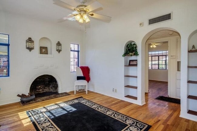 Foto del edificio - Pre-Lease August 2026 Adorable UofA Bungalow Updated Kitchen, A/C,  Covered Patio,  4 Blocks from...