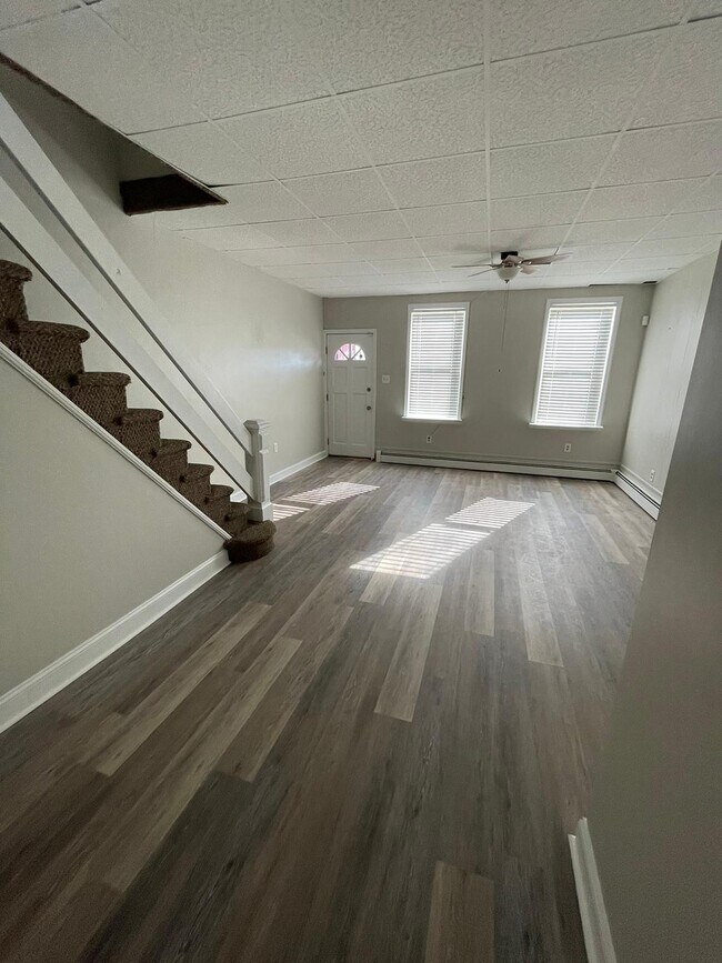 Living room - 2645 E Auburn St