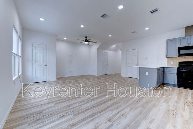 Foto del edificio - 8203 Woodlyn Rd