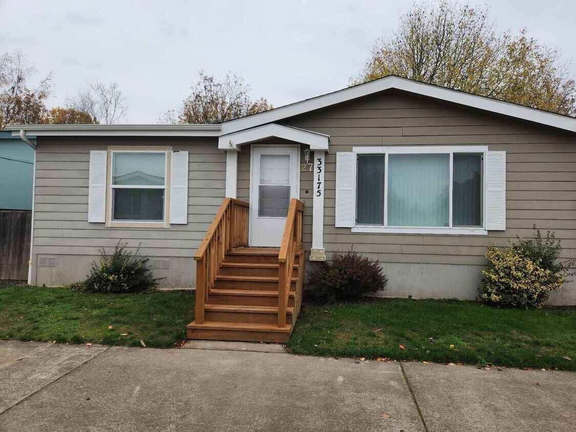 Foto principal - Pet Friendly 3bed : 2bath Home w/ 1 Car De...