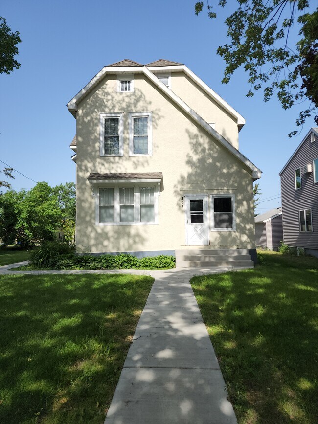 Building Photo - 305 8th Ave S