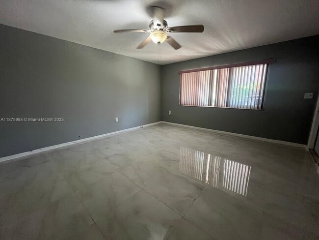 Foto del edificio - 1330 NE 203rd St