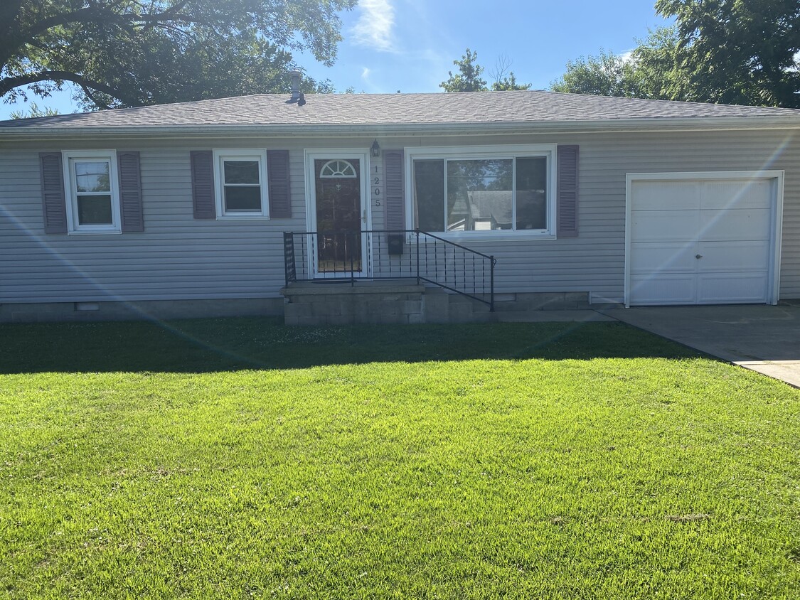 Front - 1205 N Madison St