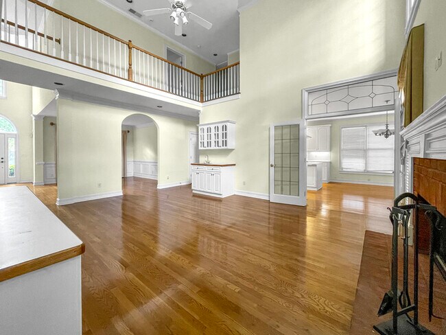 Foto del edificio - Beautiful Large 5 Bedroom Brick Home