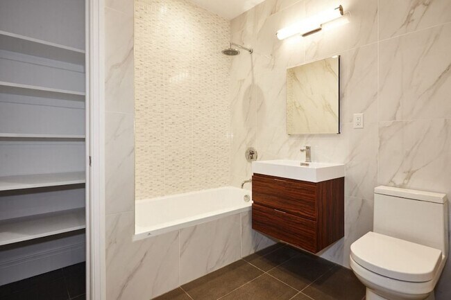 Building Photo - 45 Beekman St