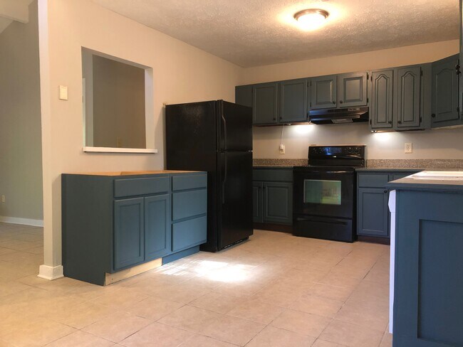 Building Photo - 2144 Valley Oaks Dr SE